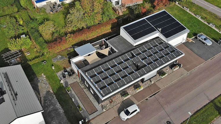 solcellspaneler  på villatak