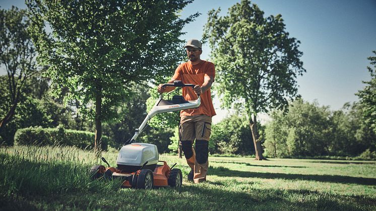 STIHL presenterer RMA 7 RV – en kraftig, batteridrevet gressklipper med lavt støynivå, designet for profesjonell bruk i støysensitive miljøer.