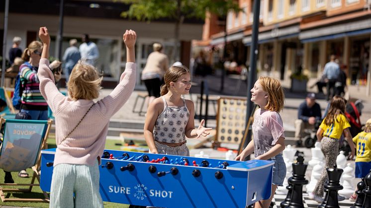 Efter förra årets succé med 18 000 besök bjuder Sommartorg i Skövde även i år in till härliga gratisaktiviteter för barn och unga hela sommaren. Foto: Tobias Andersson