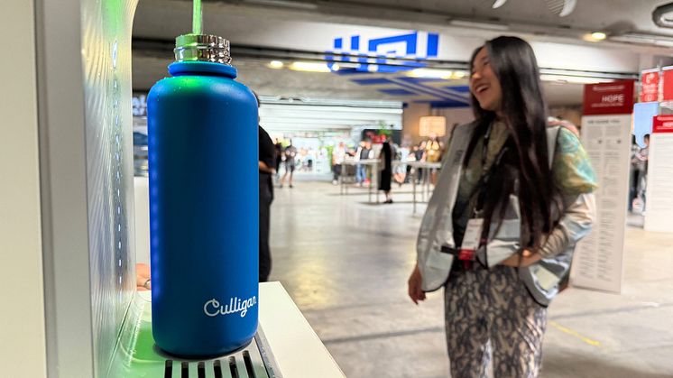 Frau bei Ars Electronica Festival und Trinkflasche 