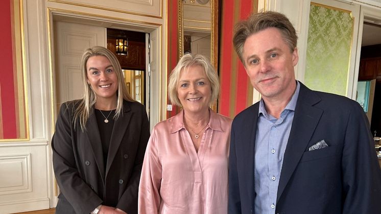 ICA-handlare Victoria Rubin, ICA Supermarket i Jämjö, landshövding Ulrica Messing och Claes Jonasson, vd Nifa. 