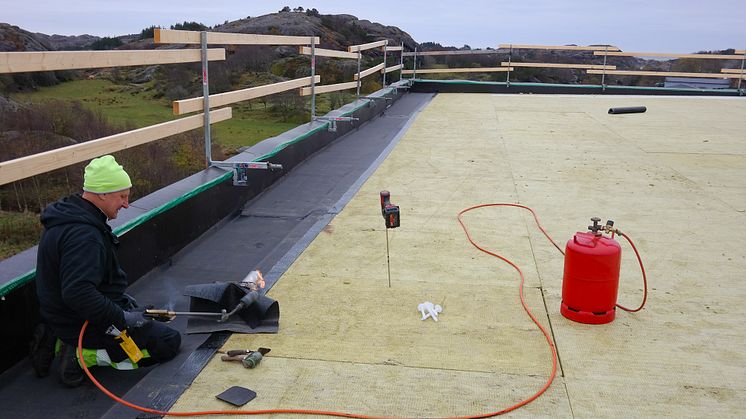 Med beliggenhet ut mot havgapet på Jæren i Rogaland må bygget tåle røffe værforhold. ROCKWOOL tilfredsstiller den gode og nødvendig isoleringen.