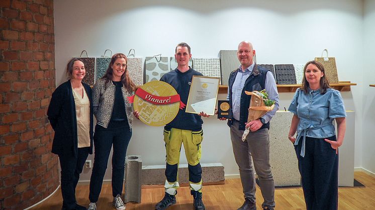 Heidelberg Materials Precast Contiga i Uddevalla tog emot Nordbyggs guldmedalj 2025. I mitten: Emil Sundström och Carl-Johan Appelberg, tillsammans med jurymedlemmarna från vänster: Ingar Lindholm, Lina Hann och Anna Göth.