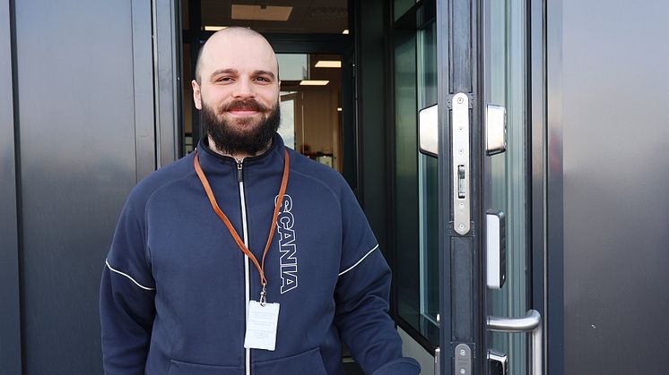 ”Pidän työstäni, sillä pääsen omalla panoksellani luomaan entistä turvallisempaa ja terveellisempää työympäristöä kaikille Scanialaisille!" Kertoo Faton Ruka.