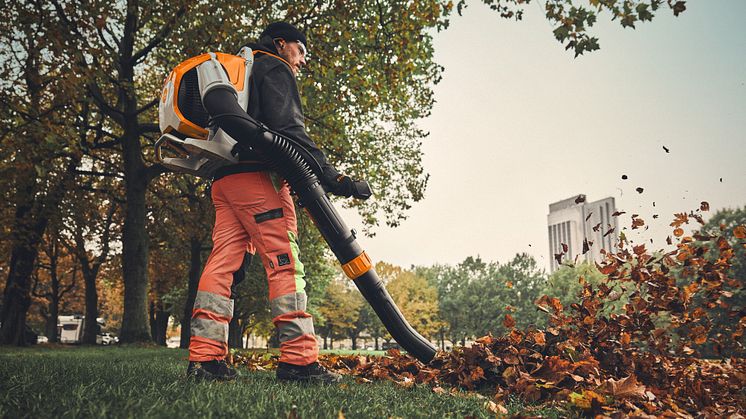 STIHL BRA 500 og BRA 600 – to nye rygbårne batteriblæsere til professionelle, som har brug for kraft, komfort og lavt støjniveau.