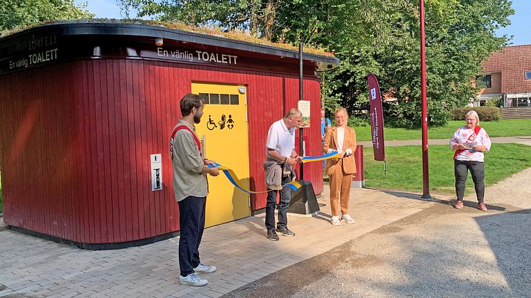 Den vänliga toaletten invigdes i slutet av augusti. Den finns på Husensjö i närheten av Minnenas och kunskapens trädgård, som också den är en del i stadens arbete med trivsamma och anpassade miljöer för personer med kognitiva sjukdomar. 