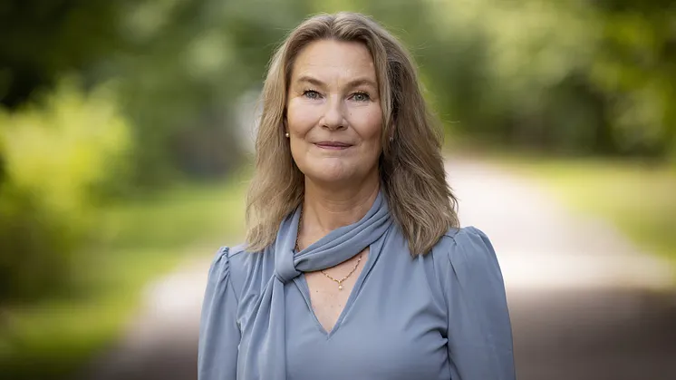 Porträttbild utomhus av Maria Blomgren