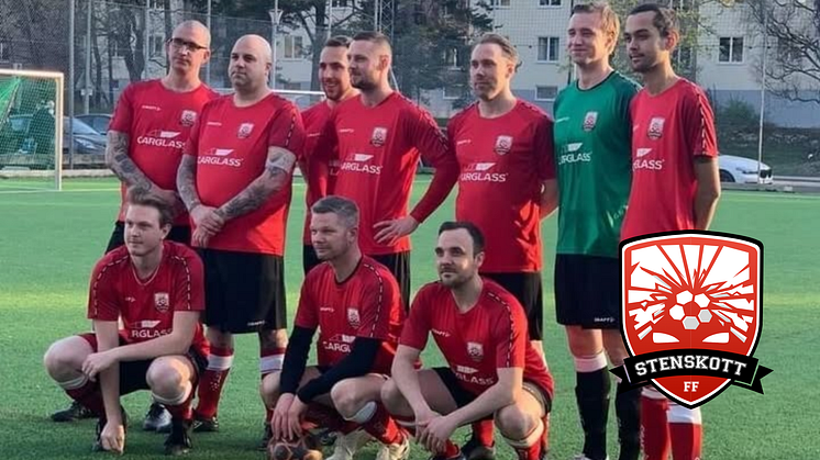 Foto: Spelarna i Stenskott FF redo för match!