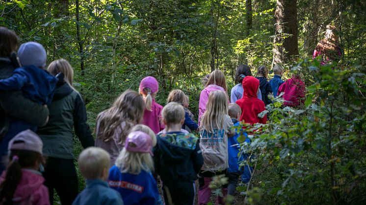 Barn på vandring i skogen på Billingen Skövde. 