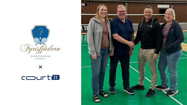 Fyrisfjädern Badmintonklubbs team tillsammans med Fredrik Hoel, VD för Court22, firar det nya samarbetet på plats i hallen