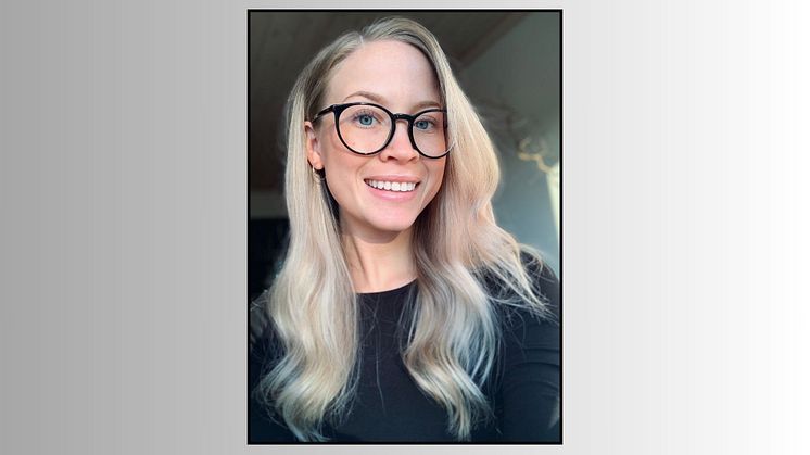 Emma Strindlund får utmärkelsen Bästa examensarbete i fastighetsrätt för Sakägare vid överföring av andel i samfällighet.