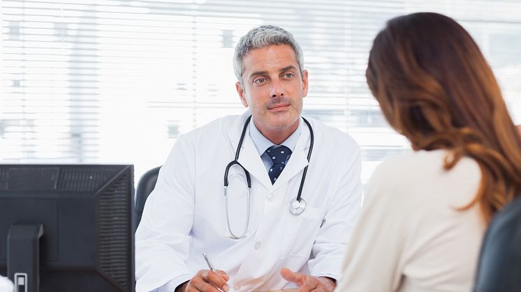 Arzt im Gespräch mit einer Patientin