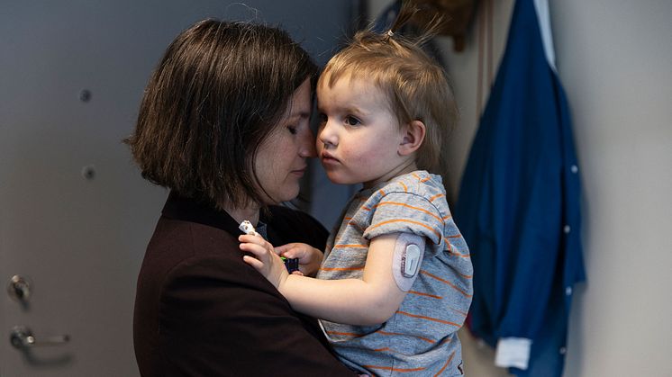 Mamma kramar sin dotter med typ 1-diabetes