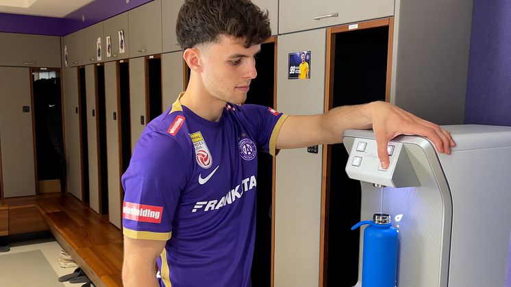 FK Austria Wien zeigt Einwegplastik die rote Karte: Über 100.000 Plastikflaschen pro Jahr gespart!