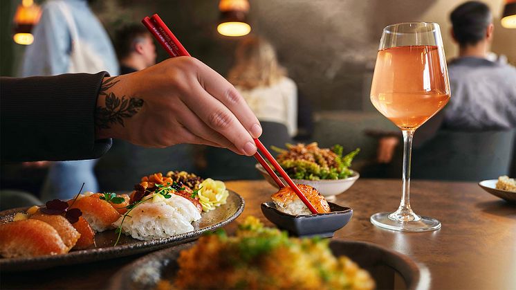 Sensei Nigiri med sidorätter i miljö