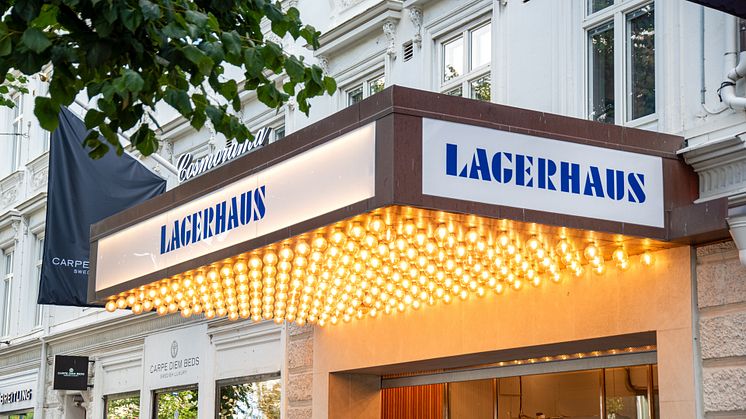 Entrén till Lagerhaus butik på Östra Hamngatan i Göteborg med upplyst skylt och glödlampor.