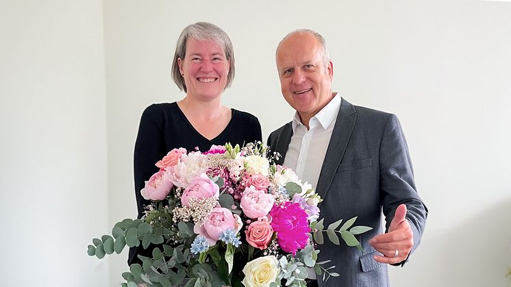 Interimspräsident Prof. Dr. Thomas Bals dankt Prof. Dr. Verena Pietzner für ihre dreijährige Tätigkeit als Präsidentin der Universität Vechta