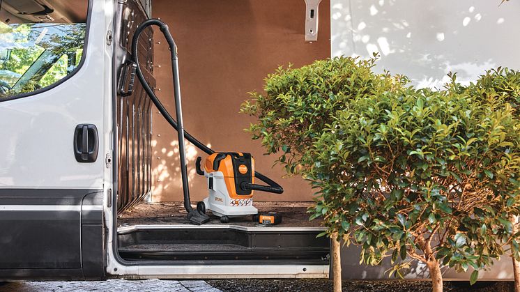 STIHL lanserar SEA 60 och SEA 100 – kraftfulla och flexibla batteridrivna våt-/torrdammsugare för hem, verkstad och lättare professionell användning.