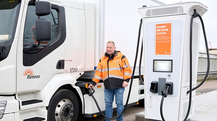 Mats Pervik vid Renova Miljös snabbladdaren på Holmen. foto: Lars Ardarve