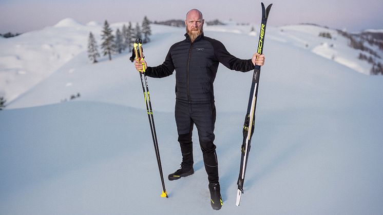 Magnus Samuelsson med skidor och skidkläder i ett vinterlandskap