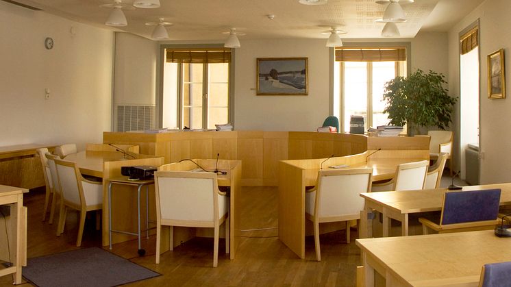 Nu kan du buda på en autentisk inredning från en svensk domstol, som auktioneras ut på Tradera.