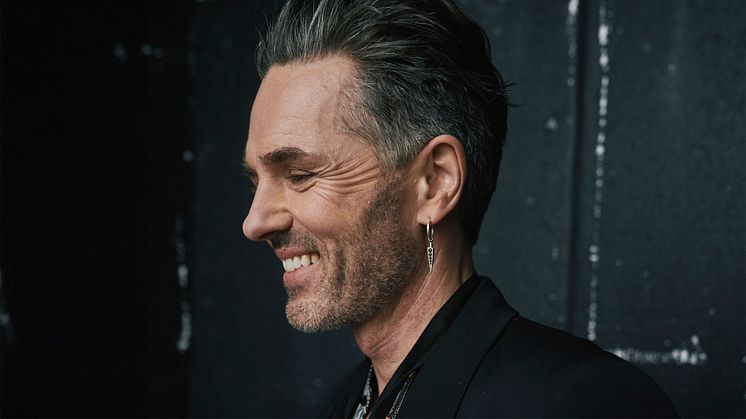 Bilden visar en leende Peter Jöback i profil.