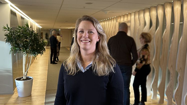 Emelie Thern, forskare vid Karolinska Institutet, forskar om skadligt bruk i arbetslivet. Forskningen är finansierad av Afa Försäkring.