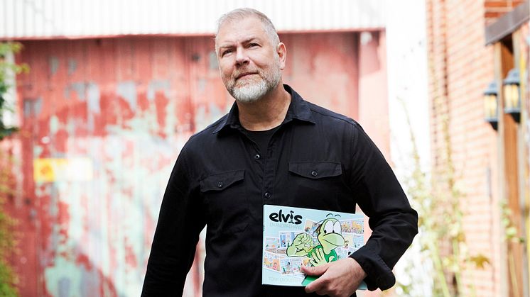 Tony Cronstam med nya Elvis-boken i handen.