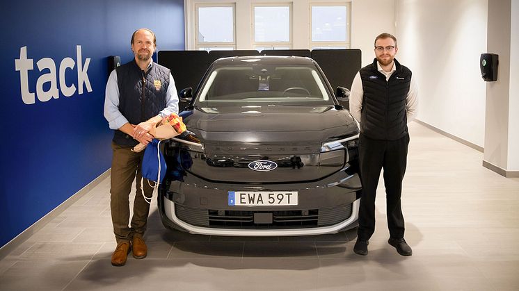 Kunden Magnus Gyllenrapp tillsammans med Linus Carlman, säljare Ford Hedin Automotive 