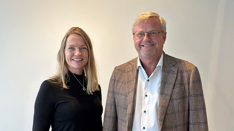 Ingeborg Ukkelberg, kjedeleder i VestlandsHus, og Carsten Birch, Sales Manager Strategic B2B Customers HTH