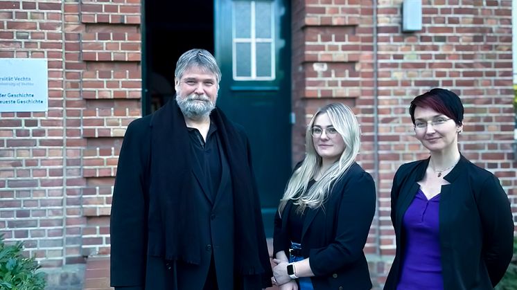 Das Organisationsteam der Ringvorlesung (v. l. n. r.): Prof. Dr. Eugen Kotte, Hannah Sandstede und Ludmilla Luft (Foto: Luzie Vogel).