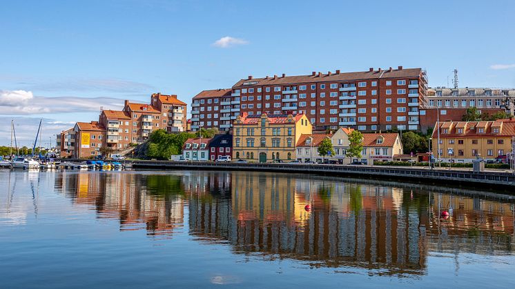 Lägenhetshus längs Borgmästarkajen i Karlskrona