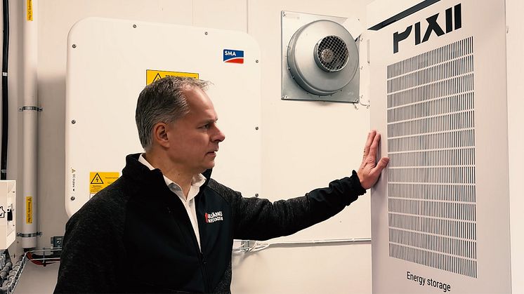 Årjängs Bostad och vd Niklas Hammar satsar på solenergi och energilagring i samarbete med Nordic Solar.