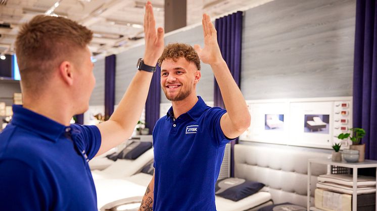Veel winkels van JYSK gaan zaterdag eerder dicht en een aantal blijft zondag gesloten.