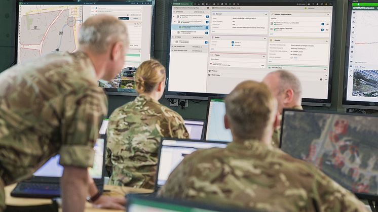 Military staff using SitaWare Insight in a headquarters environment