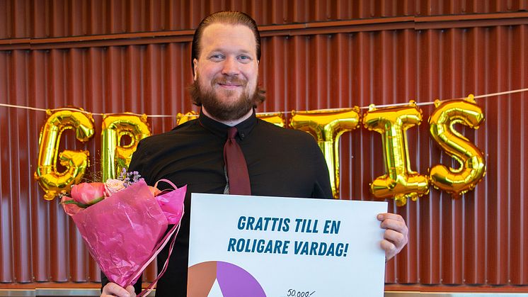 Marcus håller upp bingovinsten på 50 000 kr.