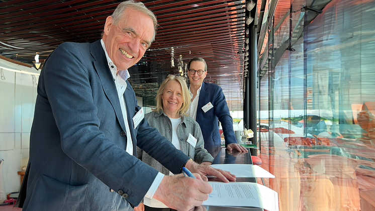Bengt Malmegård signerar avtal med Uppsala Bostadsförmedling. Med på bilden är Mona Lindén och Fredrik Håkansson.
