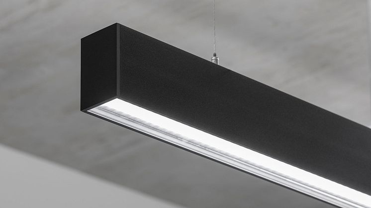 Photo: Henrik Schipper Photography. Lichtkanal 060 DI. The combination of direct and indirect light creates a glare-free and pleasant atmosphere – ideal for workstations.