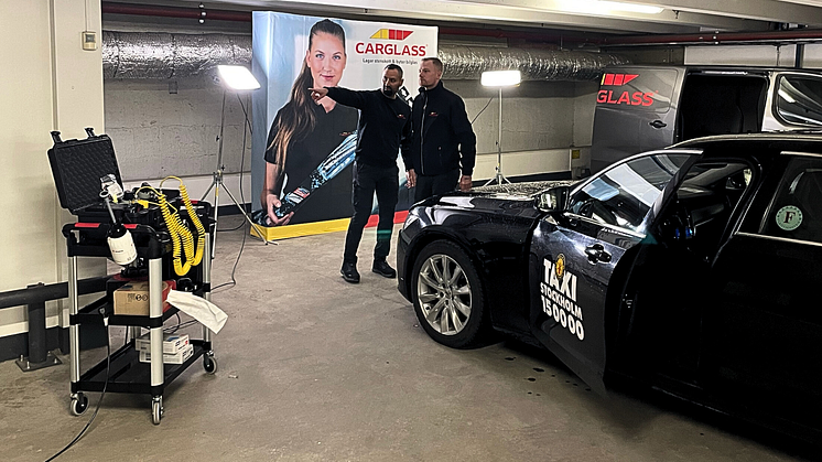 Foto: Carglass® på plats i Stinsen för att säkra bilglaskvaliteten på Taxi Stockolms bilflotta.
