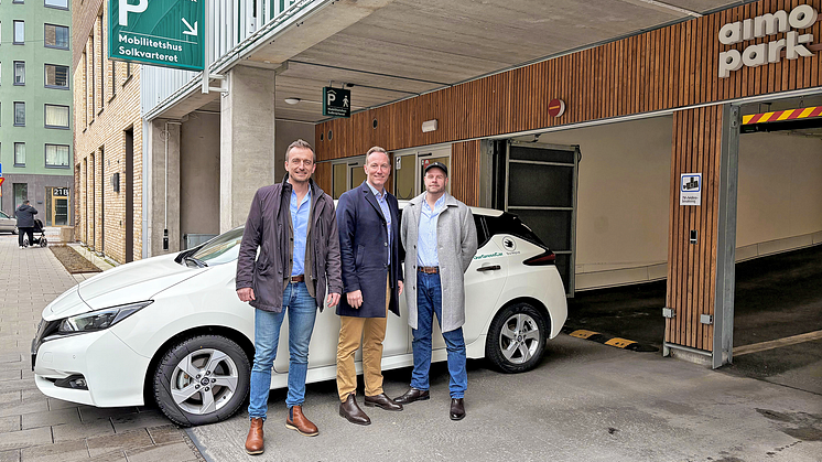 Ourgreencars vd Thomas Droben, Aimos affärschef Mikael Nyholm och Ourgreencars strategichef Kenneth Falk framför en av bolagets bilar.