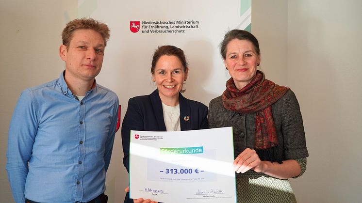 Bei der Übergabe der Förderurkunde (v.l.): Tobias Riedl vom Niedersächsischen Landwirtschaftsministerium, Dr. Barbara Grabkowsky und Ministerin Miriam Staudte.