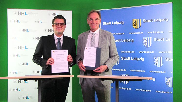Rektor Tobias Dauth und Oberbürgermeister Burkhard Jung mit der unterzeichneten Kooperationsvereinbarung zwischen HHL und Stadt Leipzig