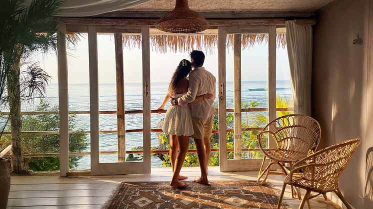 Valentinstags-Umfrage enthüllt: Frischverliebte bevorzugen Strandurlaub - aber bitte mit geschlossenem Badezimmer! 