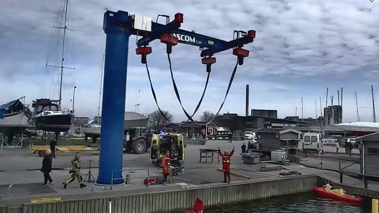 Ambulansen möter upp de frivilliga sjöräddarna från RS Lomma i hamnen för vidare vård. 