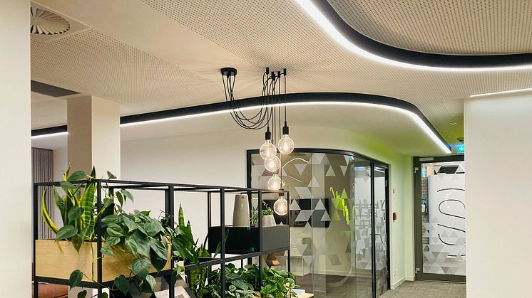 Photo: Astrid Weißenfeld. vr more branch office in Heide – Lichtkanal Curved follows the architectural lines of the space.
