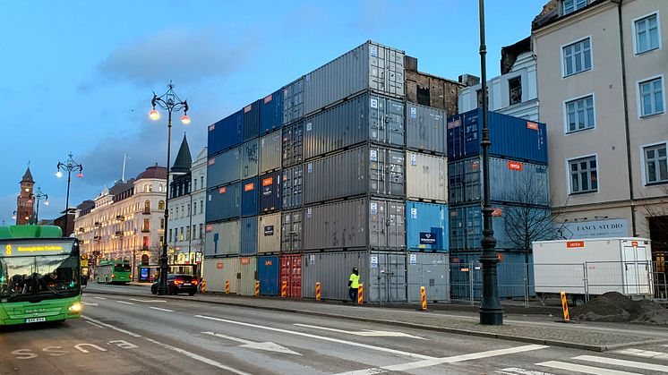 Järnvägsgatan avstängd för biltrafik när containrarna tas bort