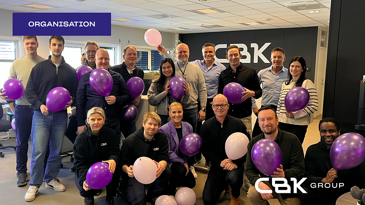 Foto: CBK teamet samlet på kontoret i Gneisveien for å feire beste januar noensinne med ballonger og kake. 