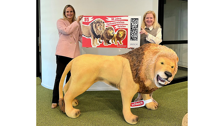 Kristina von Troschke, Chief Marketing Officer bei Schleich (links), und Bettina Altschäffl, Niederlassungsleiterin der Deutschen Post in München, freuen sich über die Sonderbriefmarke zum 90-jährigen Jubiläum von Schleich. 