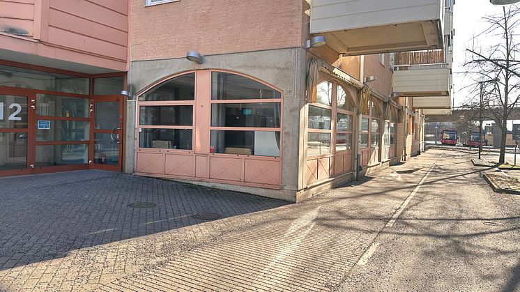 En bild tagen utifrån gatan på lokalen och butiksfönster på Turebergsvägen 12