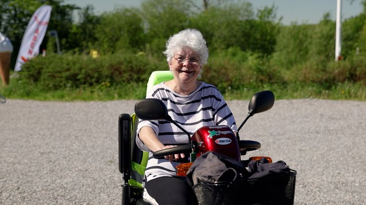 Med marsvin og hund i kurven kører Rie fra alle på sin elscooter